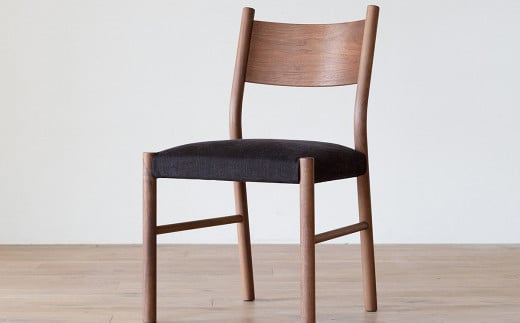 【受注生産】職人が一点一点丁寧に仕上げた優しい手触りが際立つ天然木の カバーリング サイド チェア 。HIRASHIMA TIPO Side Chair (張地ファブリック)