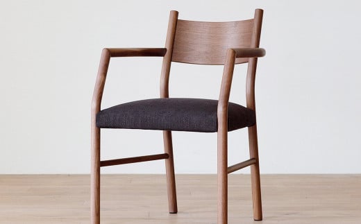 【受注生産】職人が一点一点丁寧に仕上げた優しい手触りが際立つ天然木の カバーリング アームチェア 。HIRASHIMA TIPO Arm Chair(張地 ファブリック)