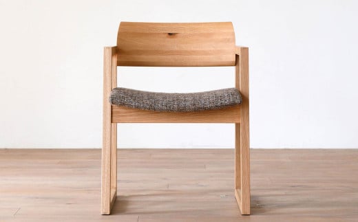 天然木 の上質な手触りと柔らかなかけ心地 ダイニングチェア / ウォールナット材 または オーク材 【HIRASHIMA】 ELEVATO Arm Chair ファブリック 受注生産