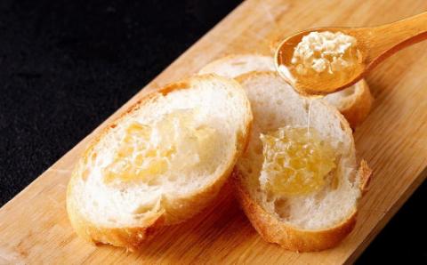 はちみつ 国産純粋 巣みつ 300g（九州蜂の子本舗） 蜂蜜 ハチミツ コムハニー 国産 デザート 数量限定 ビタミン ミネラル ギフト 贈答品 プレゼント 箱入り