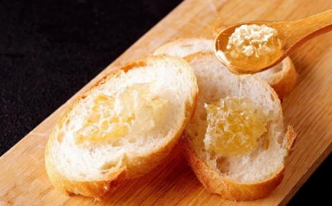 はちみつ 「極（キワミ)巣みつ」 蜜蜂が巣に貯蔵したままの蜂蜜です 310g 巣蜜 蜂蜜 ハチミツ コムハニー 国産 デザート 数量限定 ビタミン ミネラル ギフト 贈答品 プレゼント 箱入り