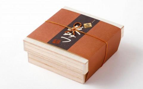 はちみつ 「極（キワミ)巣みつ」 蜜蜂が巣に貯蔵したままの蜂蜜です 310g 巣蜜 蜂蜜 ハチミツ コムハニー 国産 デザート 数量限定 ビタミン ミネラル ギフト 贈答品 プレゼント 箱入り