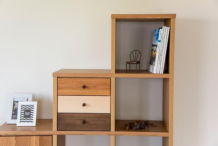 145センチ幅ステップシェルフ・アルル 様々な樹種の木材を組み合わせた個性派