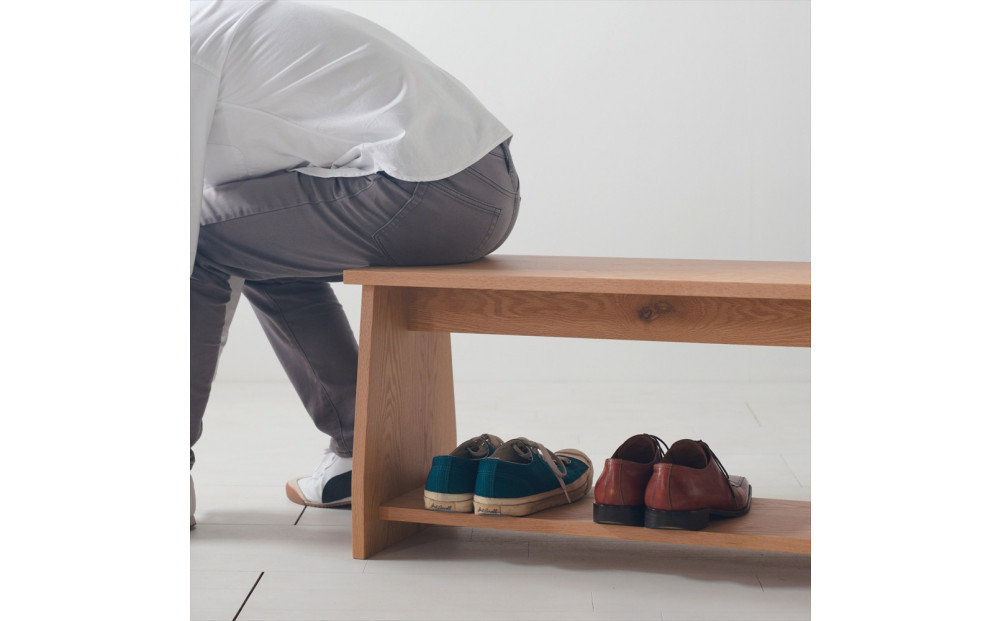 座面の下にモノが置けるシェルフベンチ オーク無垢材 ベンチの他にもパソコンデスクやテレビボーとしても使えます