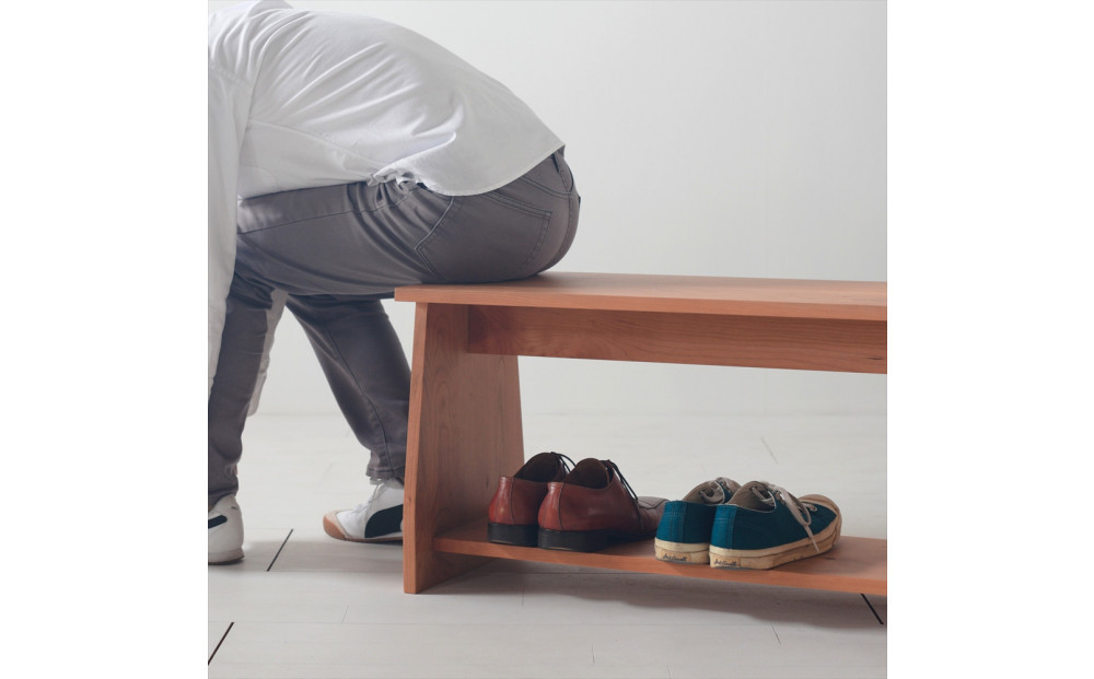 座面の下にモノが置けるシェルフベンチ チェリー無垢材 ベンチの他にもパソコンデスクやテレビボーとしても使えます