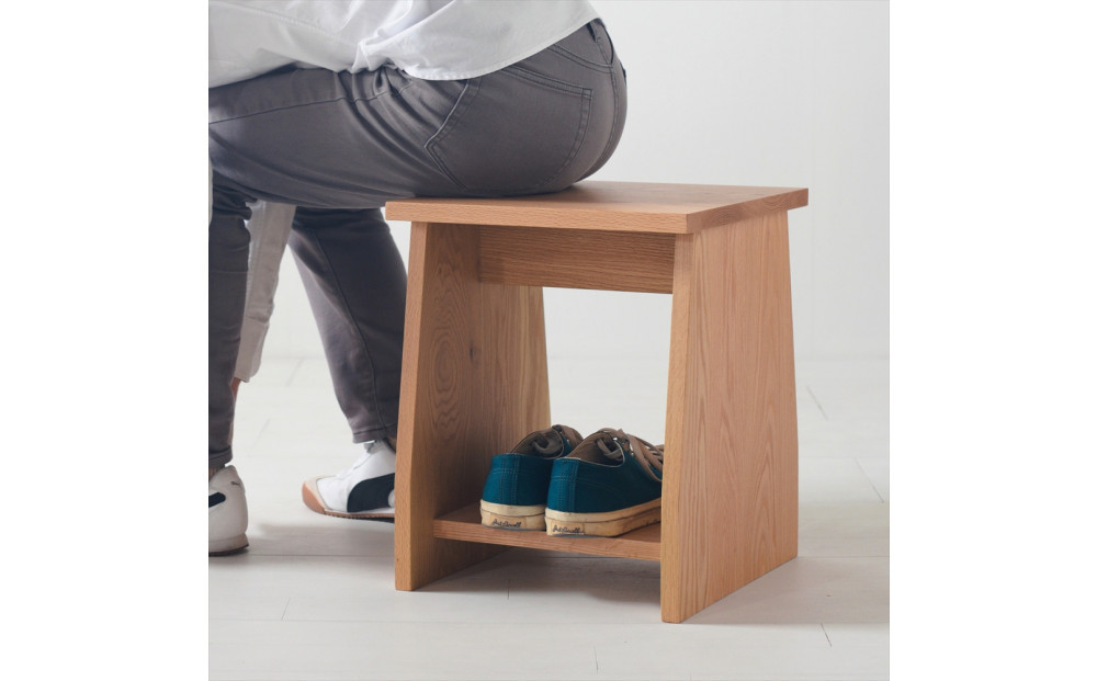 座面の下にモノが置けるシェルフスツール オーク無垢材 ベンチの他に花台やステップ、ベッドサイドテーブルとしても使えます
