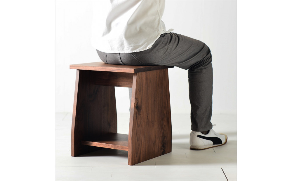 座面の下にモノが置けるシェルフスツール ウォールナット無垢材 ベンチの他に花台やステップ、ベッドサイドテーブルとしても使えます