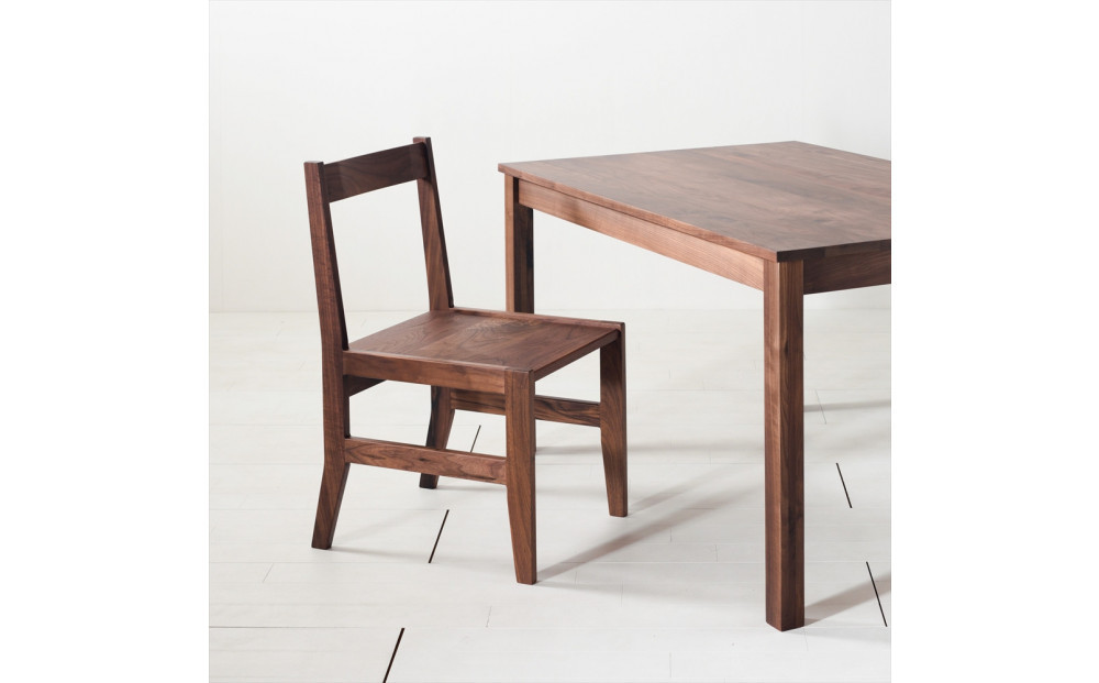 ダイニングチェア ウォールナット無垢材 シンプルでスタンダードな飽きのこないデザイン
