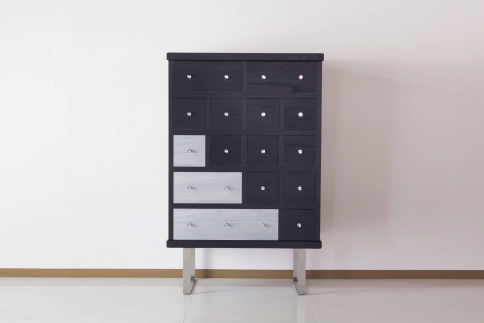 【MODERNA 78チェスト（H-2）】★職人の手で一つずつ微調整しながら組み上げたチェスト。ブラック染色の本体に、日本古来の伝統色をアクセントカラーとして変化をつけた和モダンインテリア