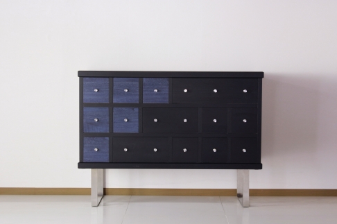 【MODERNA 115チェスト（L-2）】★職人の手で一つずつ微調整しながら組み上げたチェスト。ブラック染色の本体に、日本古来の伝統色をアクセントカラーとして変化をつけた和モダンインテリア