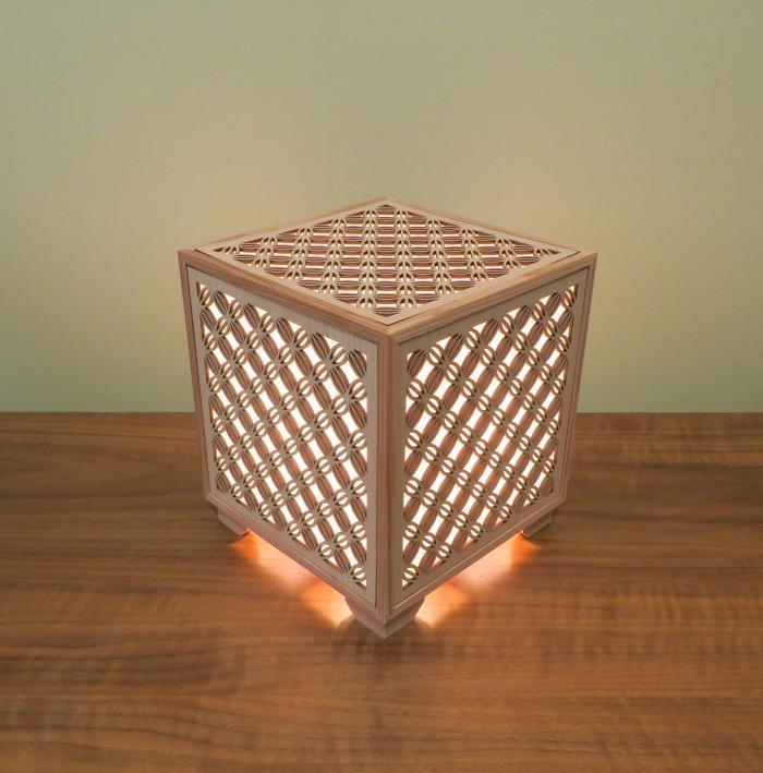 レーザー行灯「趣」 キューブ 七宝透かし模様(和紙貼り)
