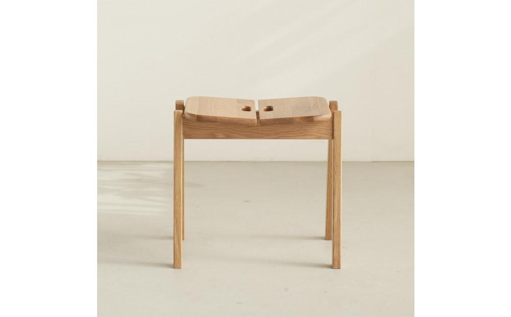 積み重ねできる無垢の板座スツール AKI 持手付 ホワイトオーク スタッキング