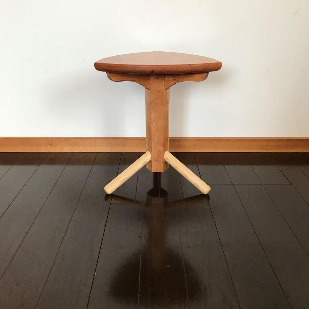 【ビグロスツール：三角形の座面に六角形の支柱の3本脚スツール】スツール 3本脚 三角形 ルーローの三角形 サイドテーブル 花台 プランタースタンド ディスプレイ チェリー nove