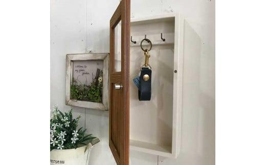 小さな扉のキーボックス 茶色