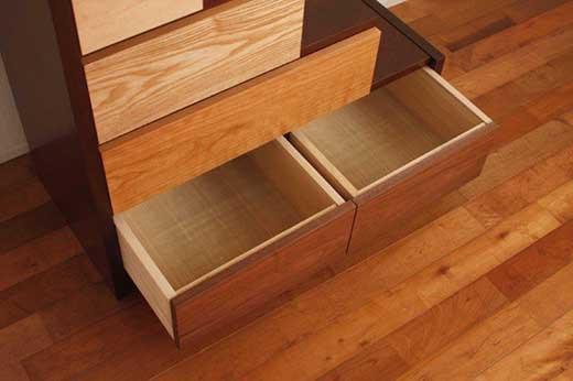 【MOBEL／メーベル 90階段チェスト】★引出しが本体に入り込んだフラットなデザインに異なる4種の天然木を使った優しいグラデーションの≪4段≫階段チェスト