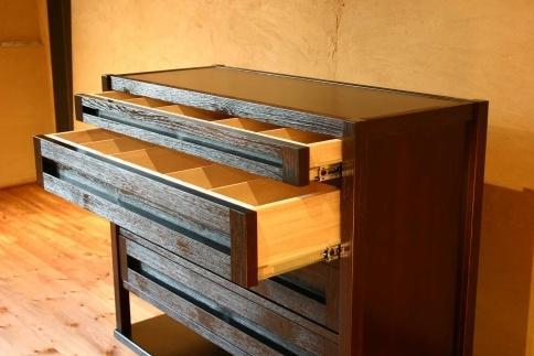 【万葉 120うつわ箪笥】★浮造り加工が施されたレトロな雰囲気で和モダンや伝統を感じる古民家風インテリアを演出します