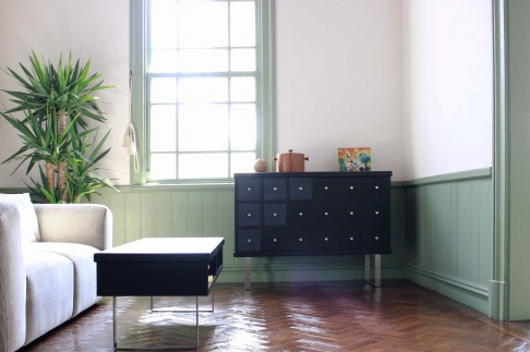 【MODERNA 115チェスト（L-2）】★職人の手で一つずつ微調整しながら組み上げたチェスト。ブラック染色の本体に、日本古来の伝統色をアクセントカラーとして変化をつけた和モダンインテリア