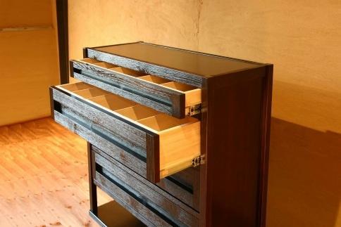 【万葉 85うつわ箪笥】★浮造り加工が施されたレトロな雰囲気で和モダンや伝統を感じる古民家風インテリアを演出します