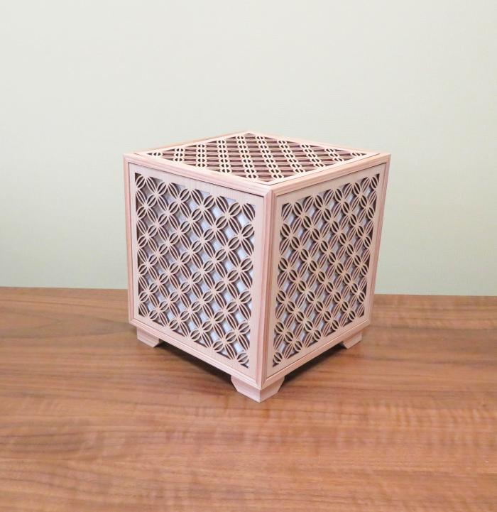 レーザー行灯「趣」 キューブ 七宝透かし模様(和紙貼り)