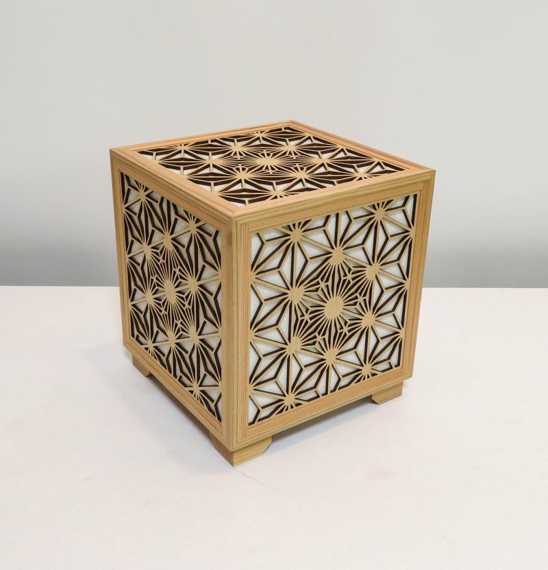 レーザー行灯「趣」キューブ 八重桜と麻の葉組子模様（和紙貼り）