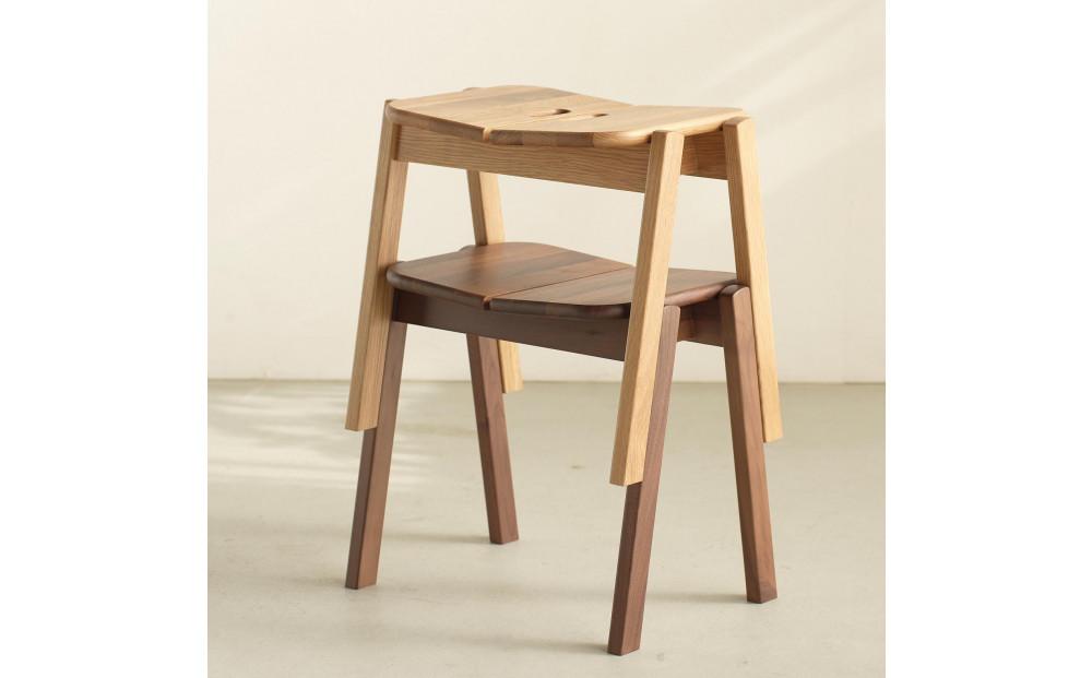 積み重ねできる無垢の板座スツール AKI 持手付 ホワイトオーク スタッキング