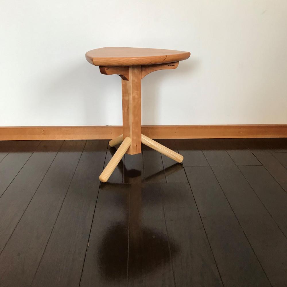 【ビグロスツール：三角形の座面に六角形の支柱の3本脚スツール】スツール 3本脚 三角形 ルーローの三角形 サイドテーブル 花台 プランタースタンド ディスプレイ チェリー nove