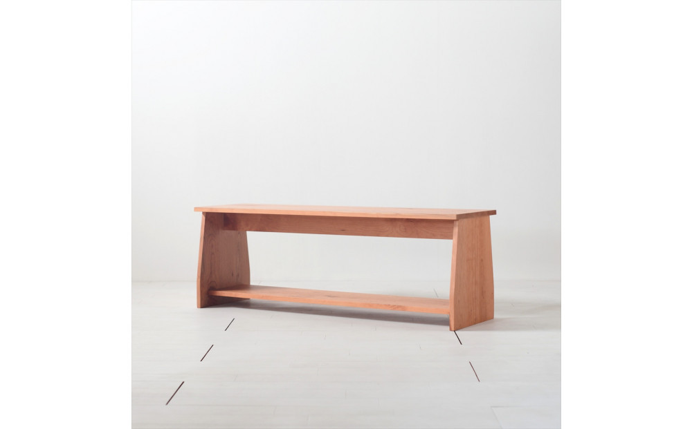 座面の下にモノが置けるシェルフベンチ チェリー無垢材 ベンチの他にもパソコンデスクやテレビボーとしても使えます