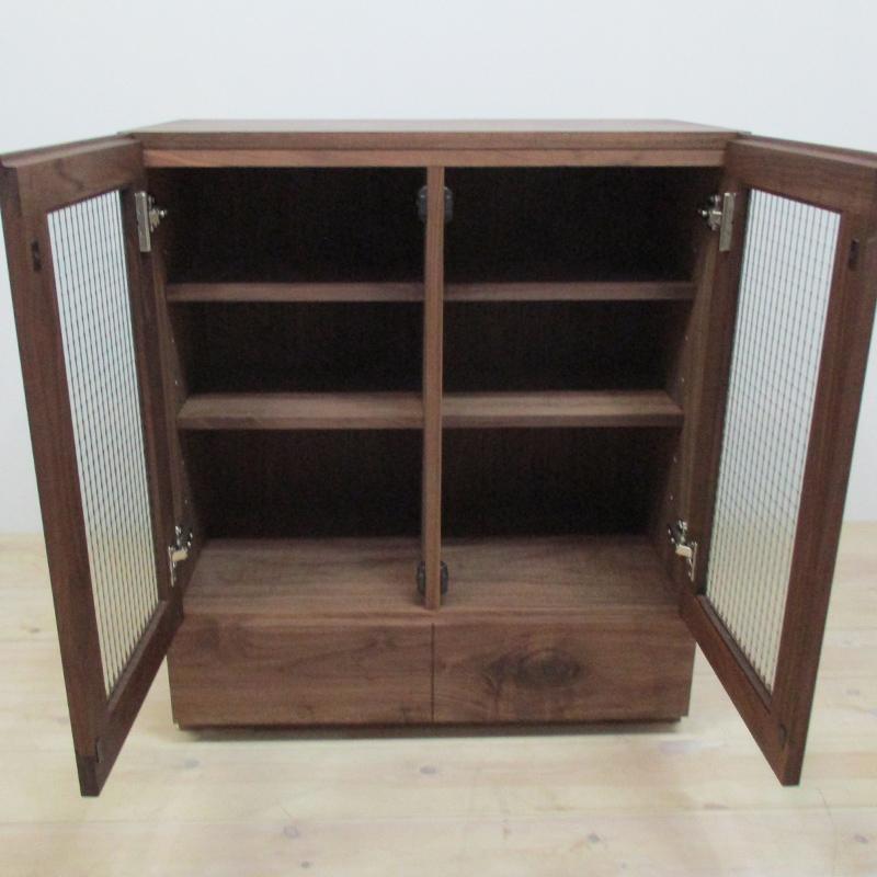 【大川家具】無垢材　キャビネット　サイドキャビネット　サイドボード　本棚　収納家具　収納キャビネット　凛　幅750　ウォールナット　扉付き収納　可動棚　天然木　北欧　国産　完成品　高級感【設置付き】