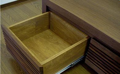 【HARKI テレビボード 180cm】 ウォールナット オイルフィニッシュ リモコン対応 無垢材のルーバー扉が印象的なテレビボード