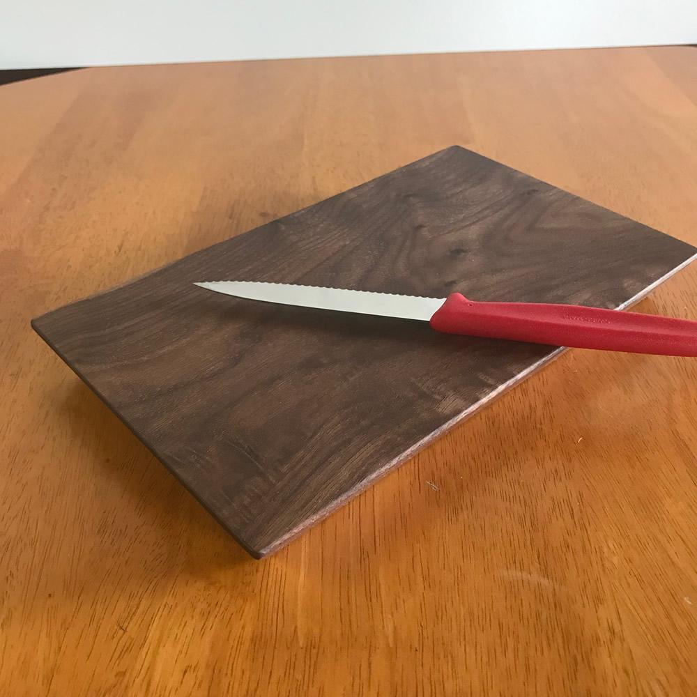 【ウォールナット材一枚板のカッティングボード・まな板　25ｃｍ】キッチン用品 台所 新築 引っ越し プレゼント 贈り物 母の日 父の日 誕生日  MUKU屋 MUFactory