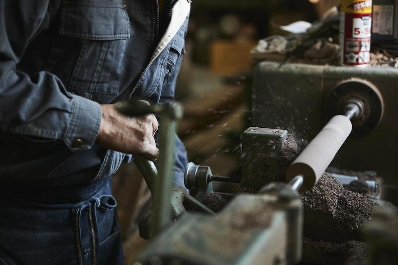 【日本製・完成品】ボタン＆鋲打ちオットマン55cm×80cm【薄茶（ボタンこげ茶）・脚色ダーク】