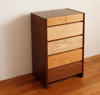【MOBEL／メーベル 60-5チェスト】★引出しが本体に入り込んだフラットなデザインに異なる5種類の天然木を使った優しいグラデーションの≪5段≫チェスト