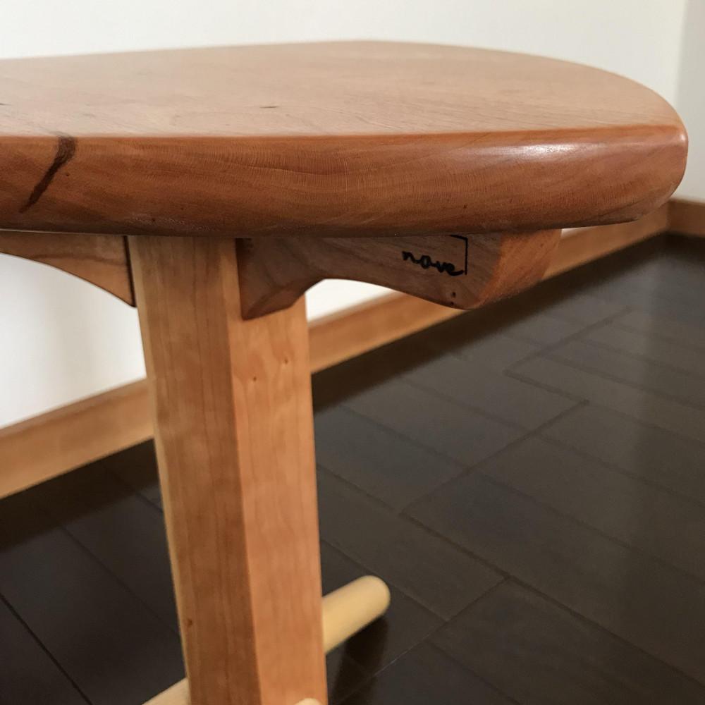 【ビグロスツール：三角形の座面に六角形の支柱の3本脚スツール】スツール 3本脚 三角形 ルーローの三角形 サイドテーブル 花台 プランタースタンド ディスプレイ チェリー nove