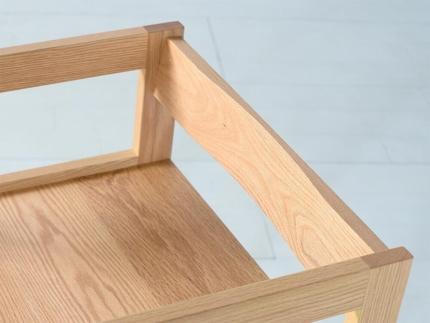 テーブルの下にぴったり入るダイニングチェア　オーク無垢材　漢字の『月』に見えるムーンチェア