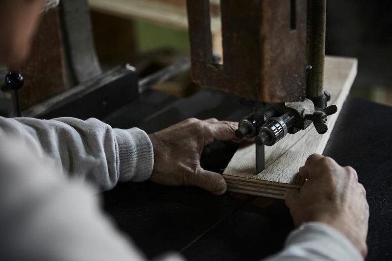 【日本製・完成品】ボタン＆鋲打ちオットマン55cm×80cm【薄茶（ボタンこげ茶）・脚色ダーク】