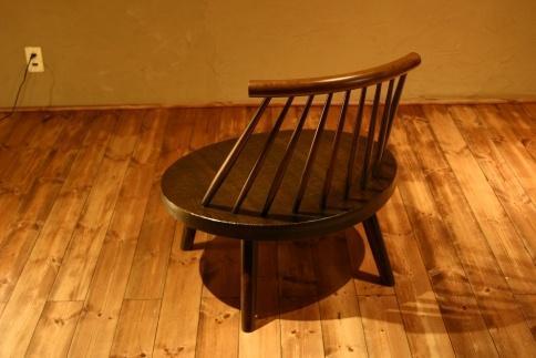 【異邦人 あぐら椅子 1脚】★さざ波のような優しい表情を持ち、浮造り加工を施した独特の風合いを楽しめます