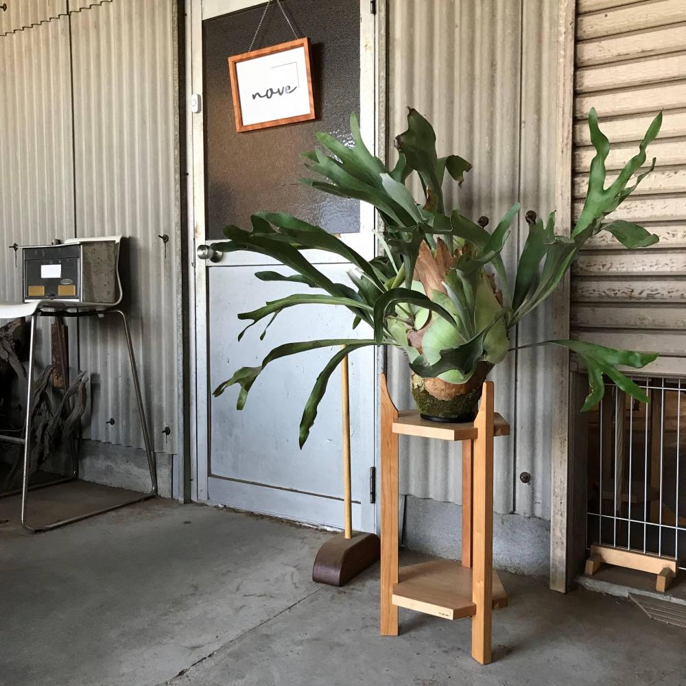 【ロクカクカダイ：正六角形の3辺を支柱が支える構造の花台(プランタースタンド)】花台 植木鉢 フラワースタンド プランタースタンド サイドテーブル ナイトテーブル チェリー nove