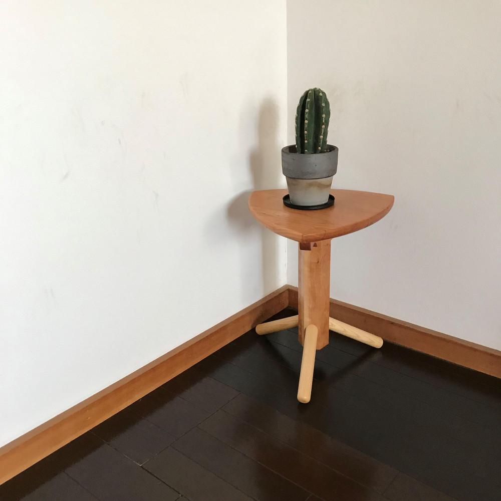 【ビグロスツール：三角形の座面に六角形の支柱の3本脚スツール】スツール 3本脚 三角形 ルーローの三角形 サイドテーブル 花台 プランタースタンド ディスプレイ チェリー nove