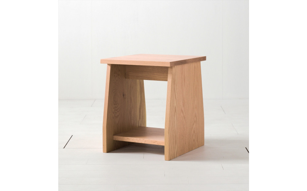 座面の下にモノが置けるシェルフスツール オーク無垢材 ベンチの他に花台やステップ、ベッドサイドテーブルとしても使えます