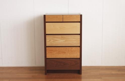 【MOBEL／メーベル 60-5チェスト】★引出しが本体に入り込んだフラットなデザインに異なる5種類の天然木を使った優しいグラデーションの≪5段≫チェスト