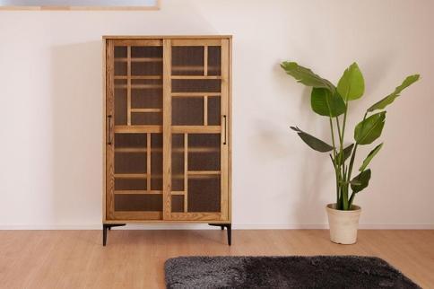 【amico／アミコ  85キャビネット】★レトロなガラス扉がノスタルジックな雰囲気を感じるおしゃれなデザインのキャビネット強くて頑丈なアッシュ材の木目と質感を活かしたオイル塗装仕上げ