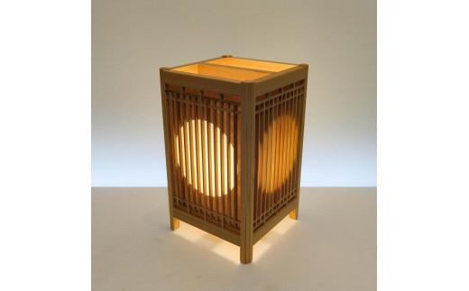 角行灯「匠」 Mサイズ 楮和紙 無地(晒)月 縦格子組子デザイン