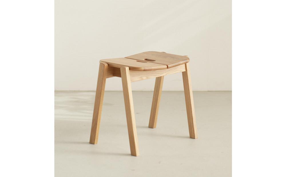 積み重ねできる無垢の板座スツール AKI 持手付 ホワイトオーク スタッキング