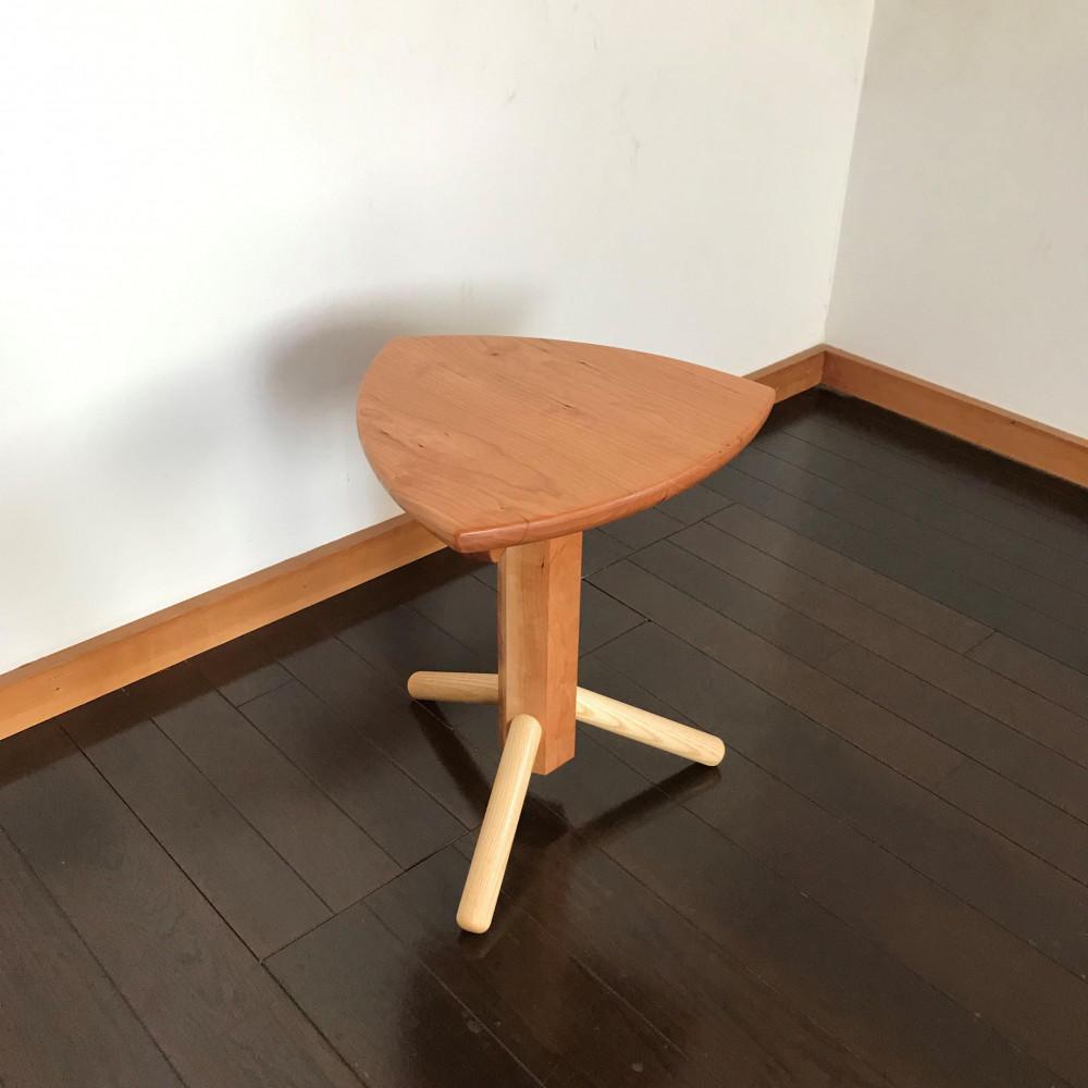 【ビグロスツール：三角形の座面に六角形の支柱の3本脚スツール】スツール 3本脚 三角形 ルーローの三角形 サイドテーブル 花台 プランタースタンド ディスプレイ チェリー nove