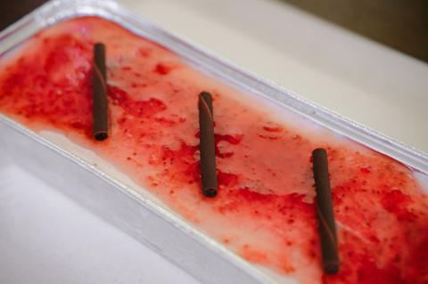 CZ-005_福岡県産【あまおう使用】いちごのムースケーキ 350g×1個