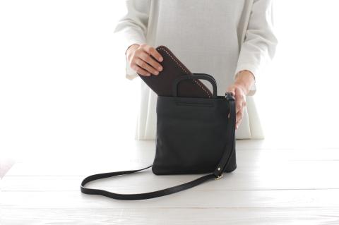 BE-013　大人のサコッシュ 2wayレザーショルダーバッグ Square/S（ブラック）