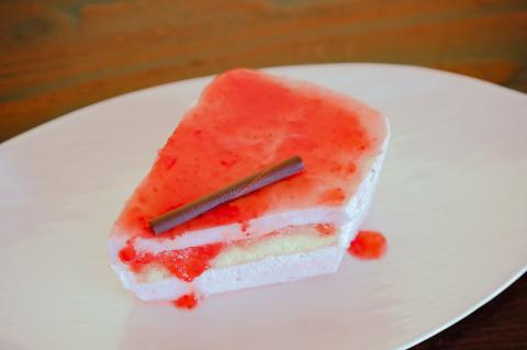 CZ-005_福岡県産【あまおう使用】いちごのムースケーキ 350g×1個