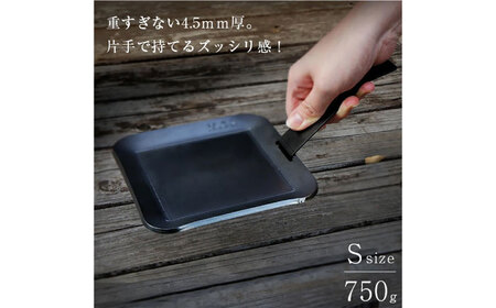 M.O.L 極厚アウトドア鉄板 S MOL-X10S （15cm×15cm×4.5mm厚／取手&ヘラ付き／フチ有り）《豊前市》【ミナト電機工業株式会社】  [VBZ011]