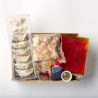 ぶどうの樹　九州産★和牛マル腸　もつ鍋（炊き餃子付き）あごだし醤油 （3～4人前）【066-0001】