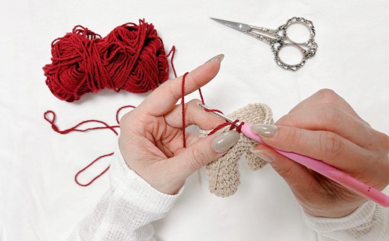 雑貨 ほっこり寄り添う あみぐるみの着せ替え ねこちゃん/ハチワレ あみぐるみ